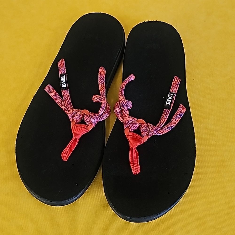 Teva women's like new flip flops size 7